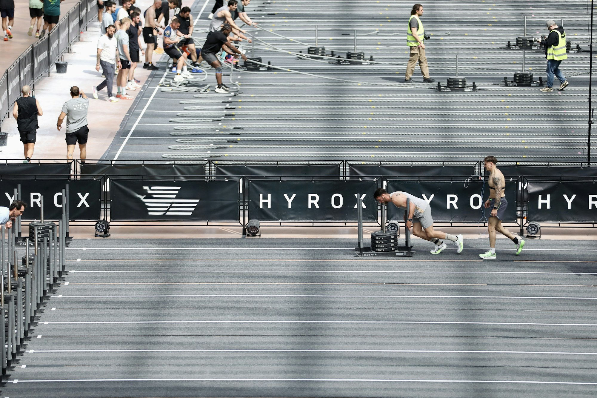 HYROX 巴黎赛事中参赛者进行雪橇推进与拉绳项目